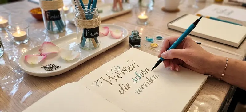 Dekoratives Foto: Eine Preson schreibt Handlettering