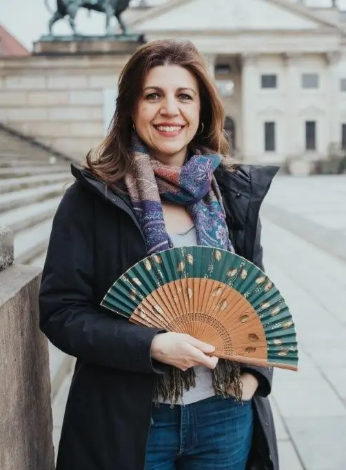 Esther (Handfächer Canela)Bild von Chiara Doveri